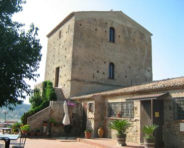 C'era una volta - Ristorante - Mirto Crosia(CS) - Ristorante - Pizzeria forno a legna - Ampio terrazzo panoramico - Immerso nella magica atmosfera di una torre antica di oltre 500 anni, dalla cucina di una volta, rielaborata ai giorni nostri - Ideale per tutte le vostre ricorrenze - Aperto tutte le sere - Domenica e festivi aperto anche a pranzo - Aperto tutti i giorni nel periodo estivo, natalizio e pasquale