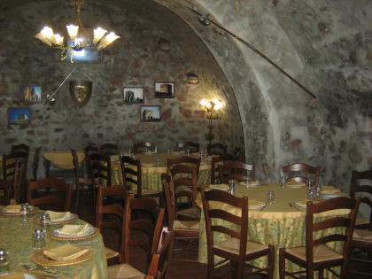 C'era una volta - Ristorante - Mirto Crosia(CS) - Ristorante - Pizzeria forno a legna - Ampio terrazzo panoramico - Immerso nella magica atmosfera di una torre antica di oltre 500 anni, dalla cucina di una volta, rielaborata ai giorni nostri - Ideale per tutte le vostre ricorrenze - Aperto tutte le sere - Domenica e festivi aperto anche a pranzo - Aperto tutti i giorni nel periodo estivo, natalizio e pasquale