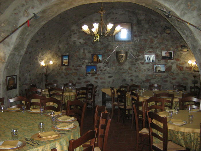 C'era una volta - Ristorante - Mirto Crosia(CS) - Ristorante - Pizzeria forno a legna - Ampio terrazzo panoramico - Immerso nella magica atmosfera di una torre antica di oltre 500 anni, dalla cucina di una volta, rielaborata ai giorni nostri - Ideale per tutte le vostre ricorrenze - Aperto tutte le sere - Domenica e festivi aperto anche a pranzo - Aperto tutti i giorni nel periodo estivo, natalizio e pasquale