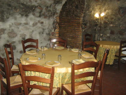 C'era una volta - Ristorante - Mirto Crosia(CS) - Ristorante - Pizzeria forno a legna - Ampio terrazzo panoramico - Immerso nella magica atmosfera di una torre antica di oltre 500 anni, dalla cucina di una volta, rielaborata ai giorni nostri - Ideale per tutte le vostre ricorrenze - Aperto tutte le sere - Domenica e festivi aperto anche a pranzo - Aperto tutti i giorni nel periodo estivo, natalizio e pasquale